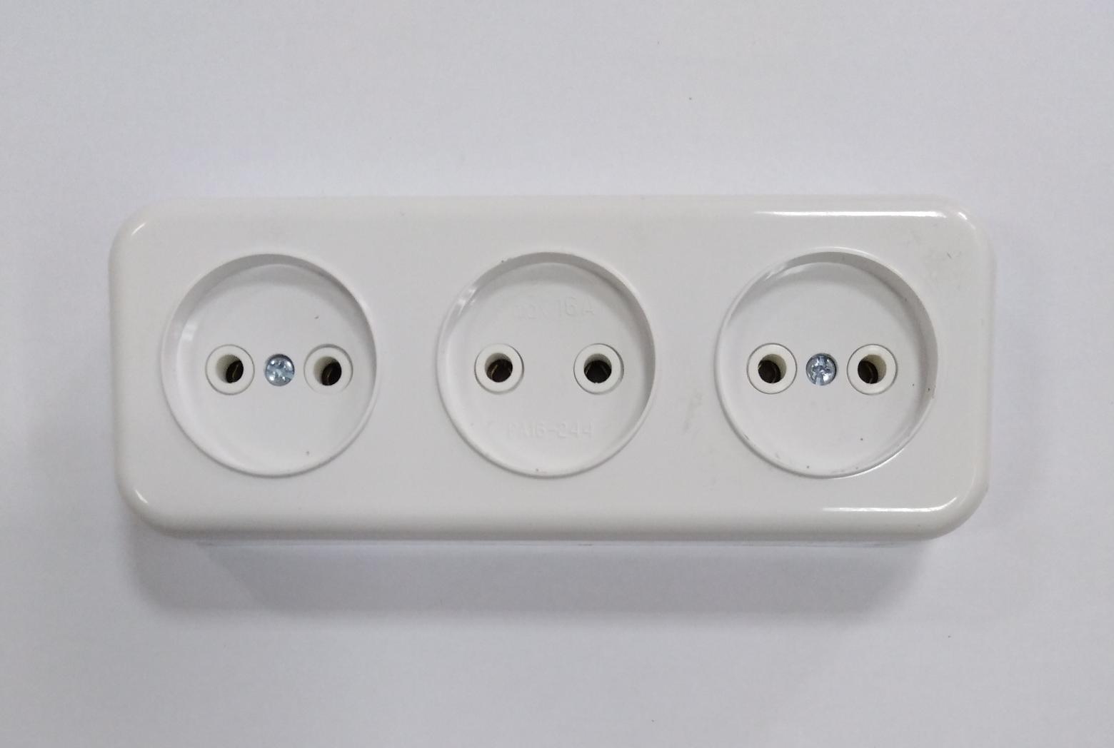 Розетка штепсельная BYLECTRICA, трехместная открытой установки 16 А 250 V 244